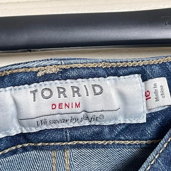 Torrid Distressed Lightwash Jean Shorts Size 16 - Picture 6 of 9